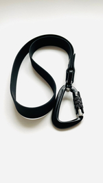 Водилка из биотана , 20 мм , 35 см. Карабин авиационный , черный.