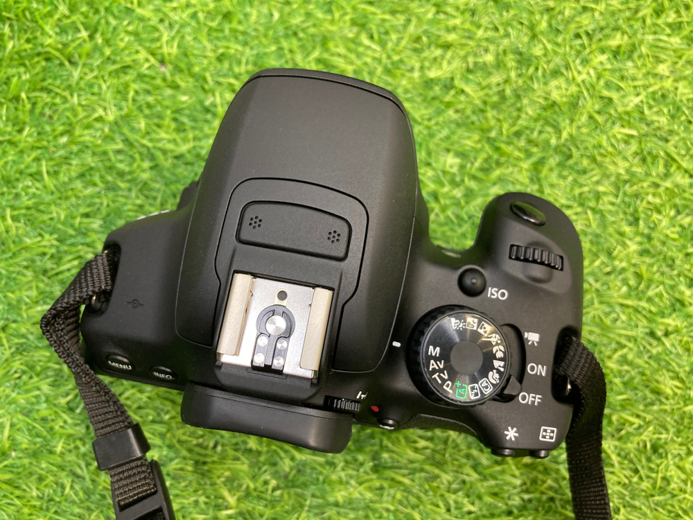 Canon 650D kit 18-55mm 3.5-5.6 IS II (800 кадров)