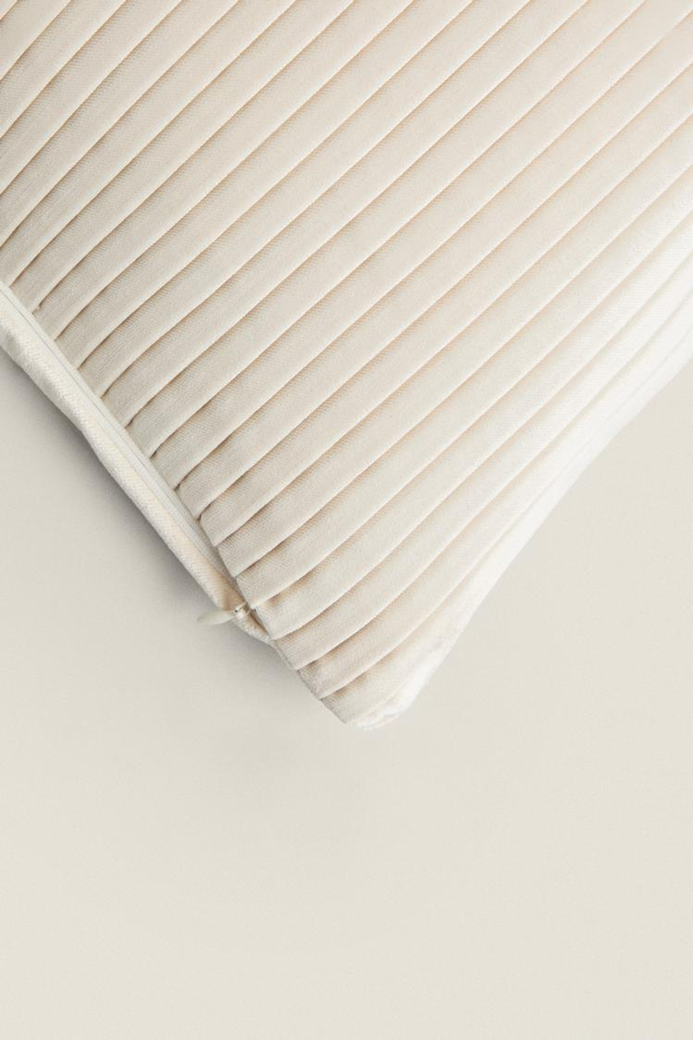 ZARA HOME БАРХАТНЫЙ ЧЕХОЛ ДЛЯ ДЕКОРАТИВНОЙ ПОДУШКИ, ЭКРЮ