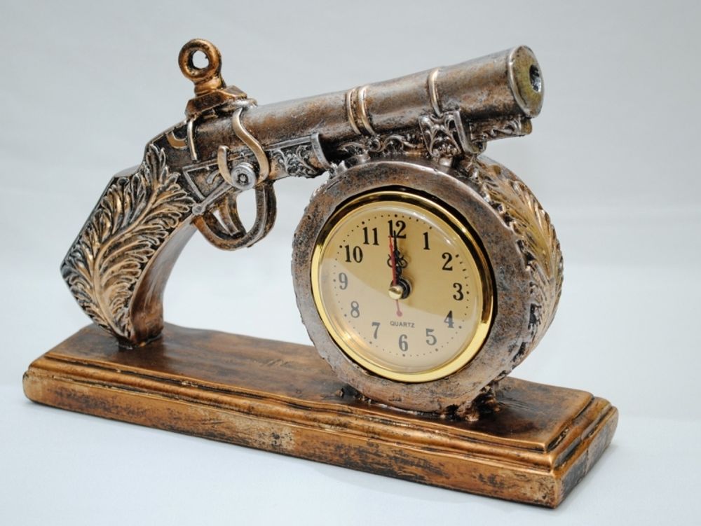 Часы-сувенир старинный пистолет на подставке