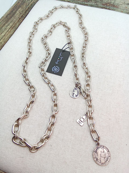 Цепь-трансформер из матовых и глянцевых серебряных колечек с монетой