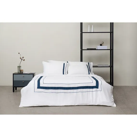 Набор из двух наволочек из сатина белого цвета с темно-синим кантом Essential 70х70 см