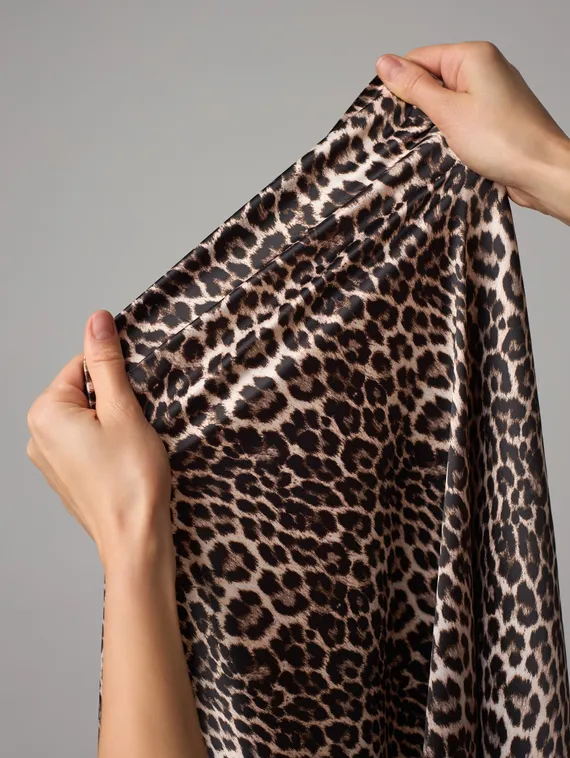 Атлас-стрейч бельевой оптом, Китай, леопард, серый/черный