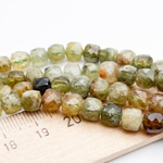 Зеленый гранат, куб с огранкой, размер около 5,8-6,3 мм, цена за 15-16 шт (1/4 нити)