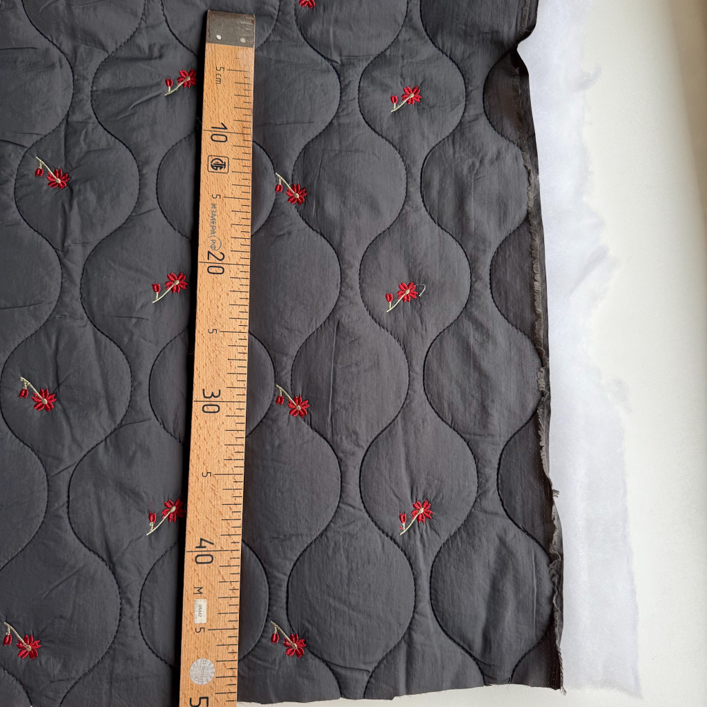 Курточная стежка Красные цветы на графитовом фоне