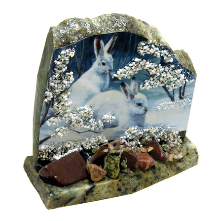 Скол камня ( змеевик) с репродукцией " Пара зайцев" и минералами 110-45-90мм вес 350гр.