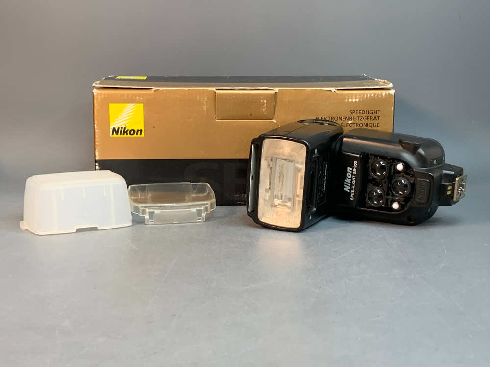 Nikon SB-900, отсутствует накладка на корпусе