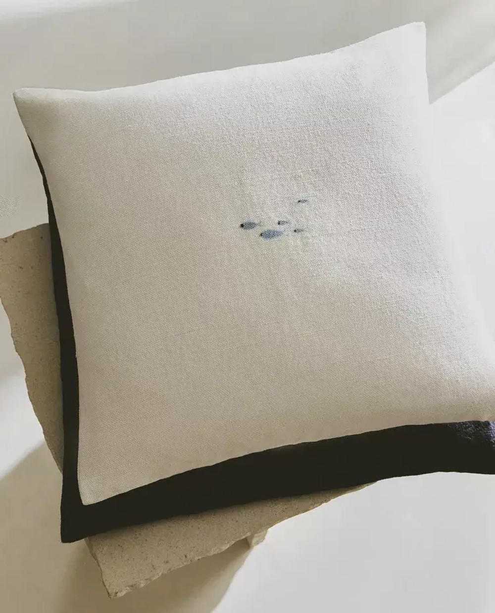 ZARA HOME НАВОЛОЧКА ДЛЯ ДЕКОРАТИВНОЙ ПОДУШКИ С ПРИНТОМ, ЖЕЛТОВАТО-БЕЛЫЙ