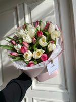 Букет из 25 белых и ярко-розовых тюльпанов