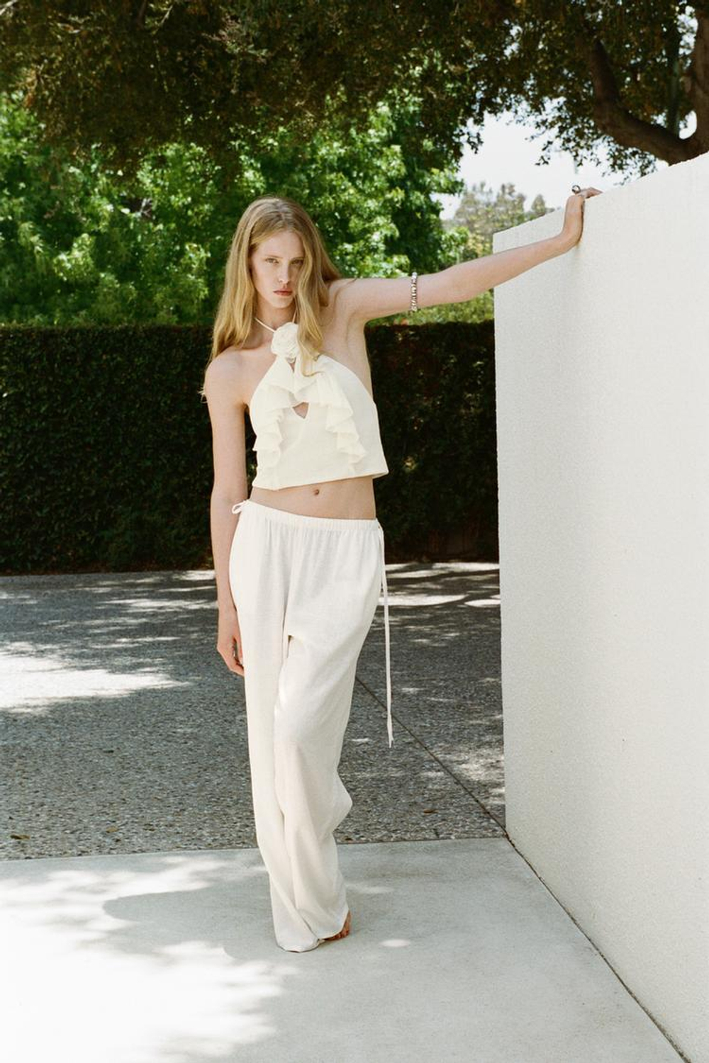 ZARA ТОП ИЗ ХЛОПКОВОГО МУСЛИНА С РЕЛЬЕФНЫМ ЦВЕТКОМ, ЭКРЮ