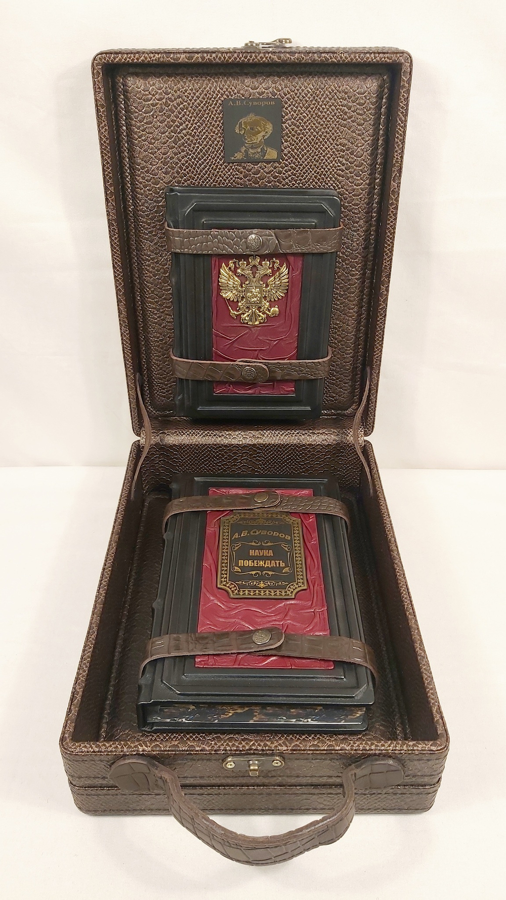 Набор из кожи в кейсе "Наука побеждать" книга с ежедневником