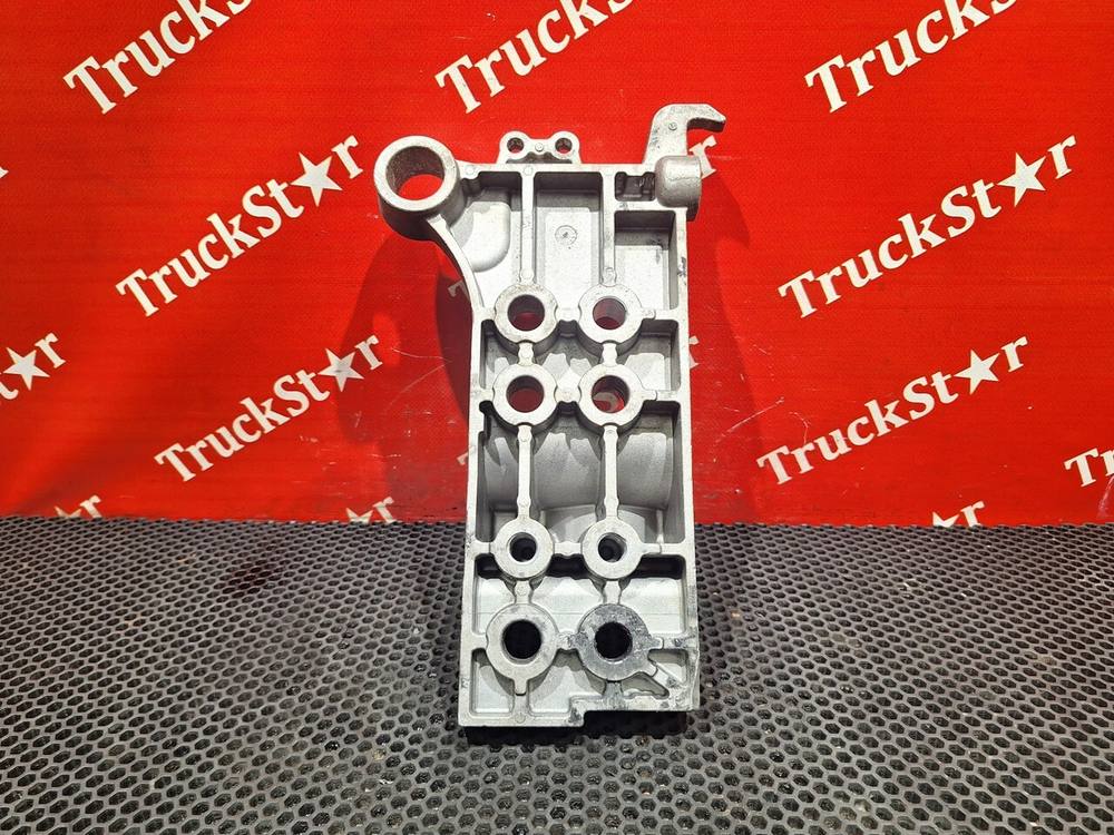 Кронштейн бампера правый 2018г.