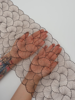 Вышивка на сетке телесная с черным неэластичная ширина 23 см