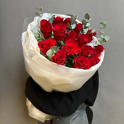 Букет "Карат "(роза красная ,эвкалипт)