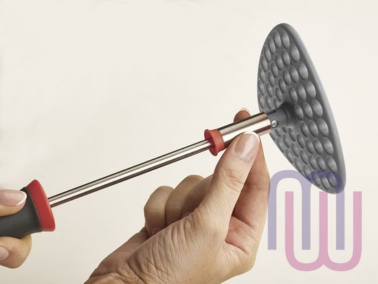 Толкушка с эргономичной складной ручкой Joseph Joseph Delta серая