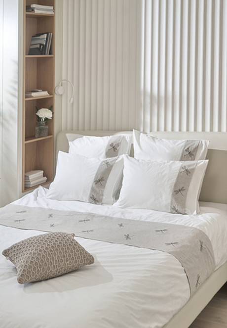 Наволочка 50x70 Luxberry Вечерние стрекозым белая с вышивкой