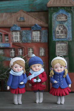 Елочная игрушка Пупсик из полимерной глины Мальчик в синей шапке