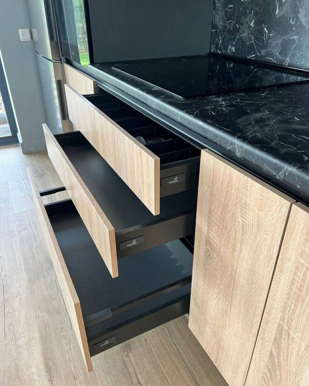 Современная кухня из ЛДСП Kronospan с фурнитурой Hettich