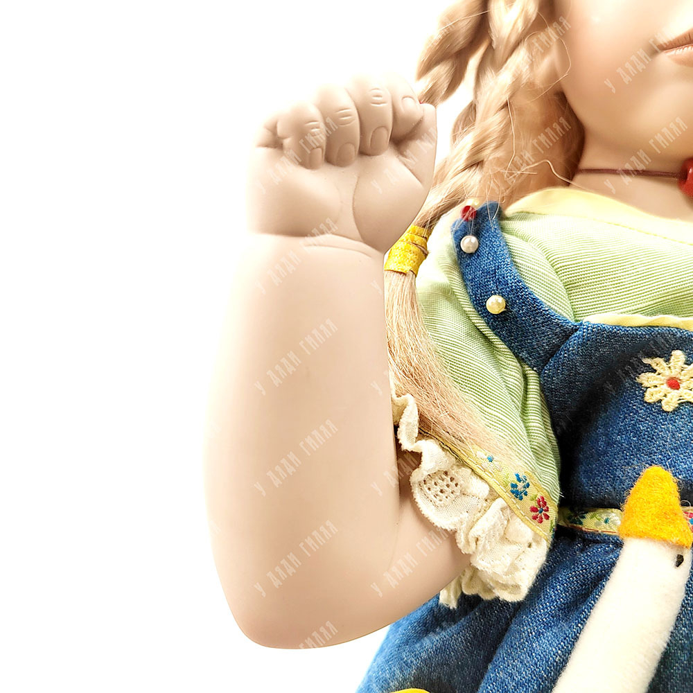 Фарфоровая кукла Remeco в летнем платье с игрушками в карманах. Великобритания, 2001 г.