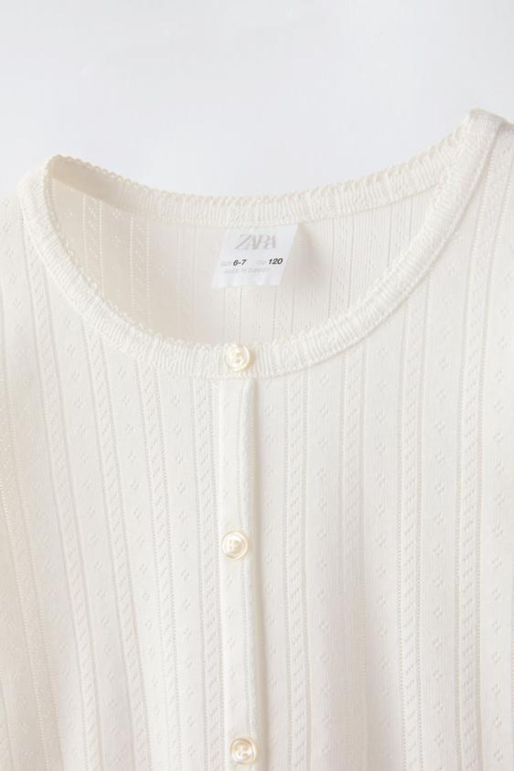 ZARA ФУТБОЛКА С АЖУРНЫМ УЗОРОМ И ПУГОВИЦАМИ, БЕЛЫЙ