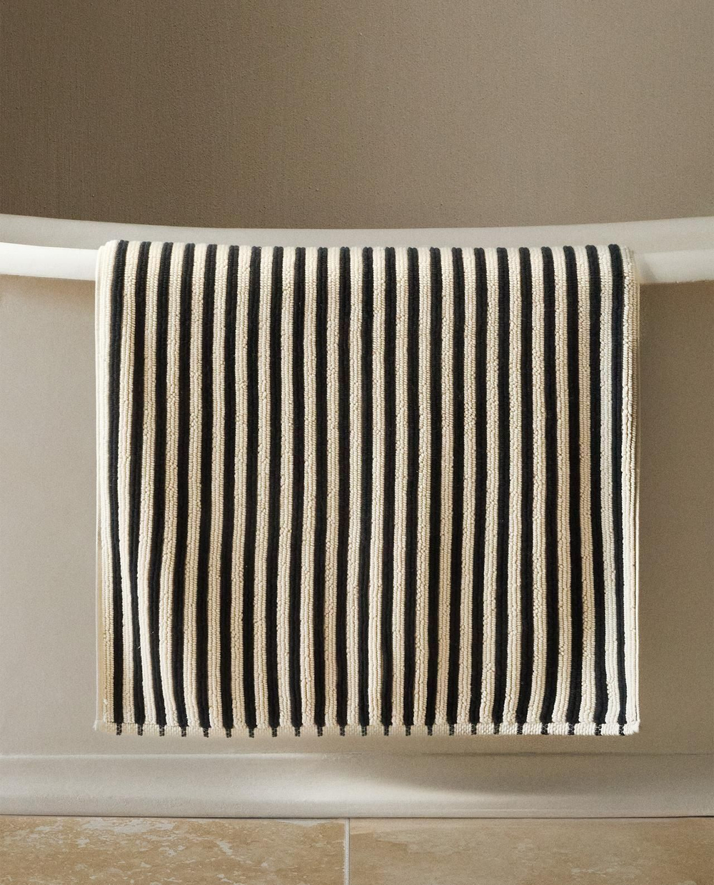Zara Home - Цветной полосатый коврик для ванной комнаты, черный, 80x120 см