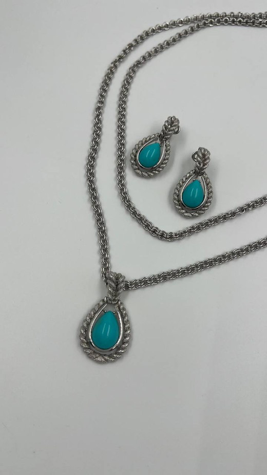 Комплект из кулона и клипс с голубыми вставками Avon