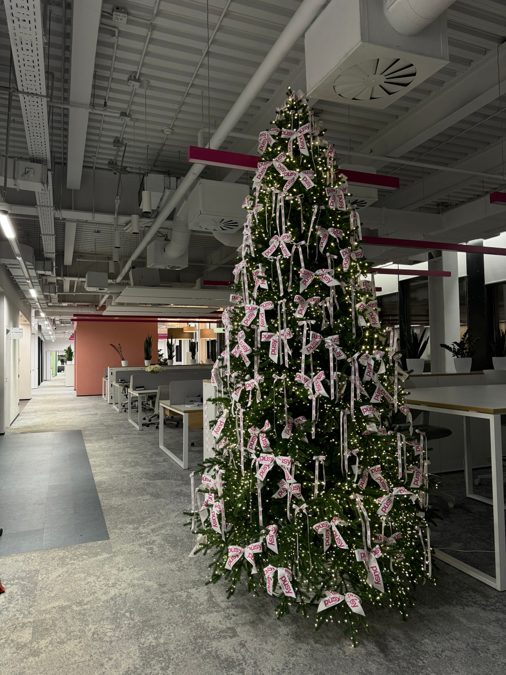 Дизайнерская ель с брендированным декором