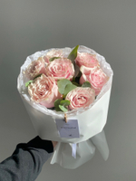Букет из нежно розовых одноголовых роз с добавлением эвкалипта