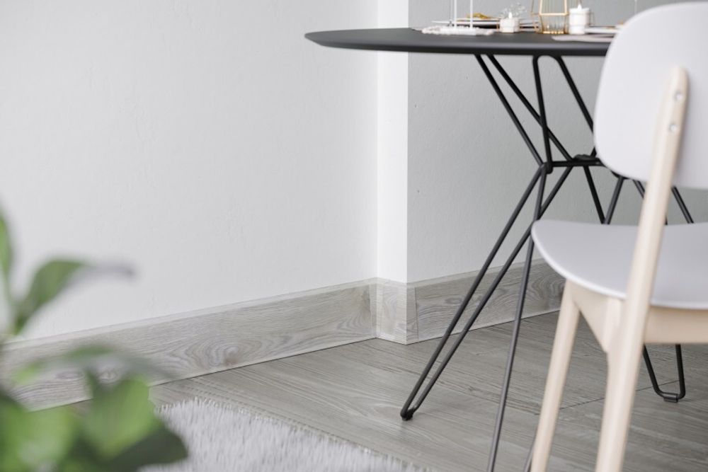 Плинтус Cezar Hi-Line 289 Ясень Сантьяго, 2500x75x22 мм