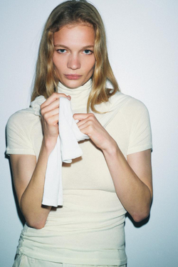 ZARA ФУТБОЛКА АСИММЕТРИЧНОГО КРОЯ С ВЫСОКИМ ВОРОТНИКОМ, БЕЛЫЙ