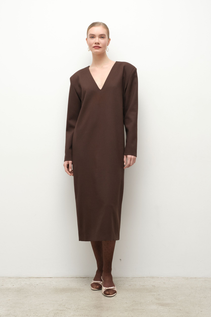 Платье с акцентными плечами