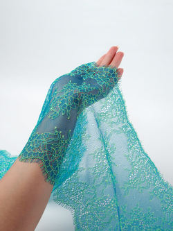 Кружево шантильи тихоокеанский синий с нитью лимон-лайм неэластичное ширина 22 см ОТРЕЗ 0,9 м