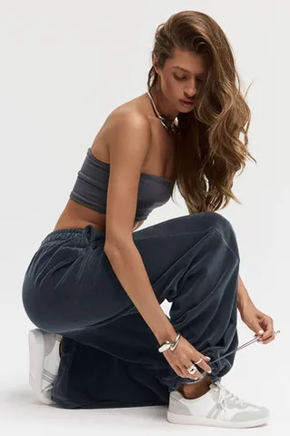 Широкие брюки на резинке из велюровой ткани графитового цвета