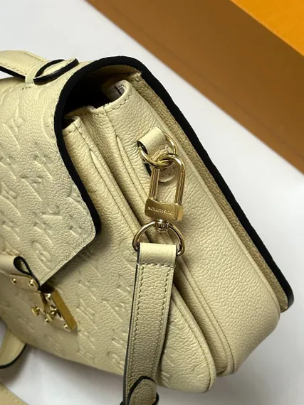Сумка Louis Vuitton Pochette Metis кремовый
