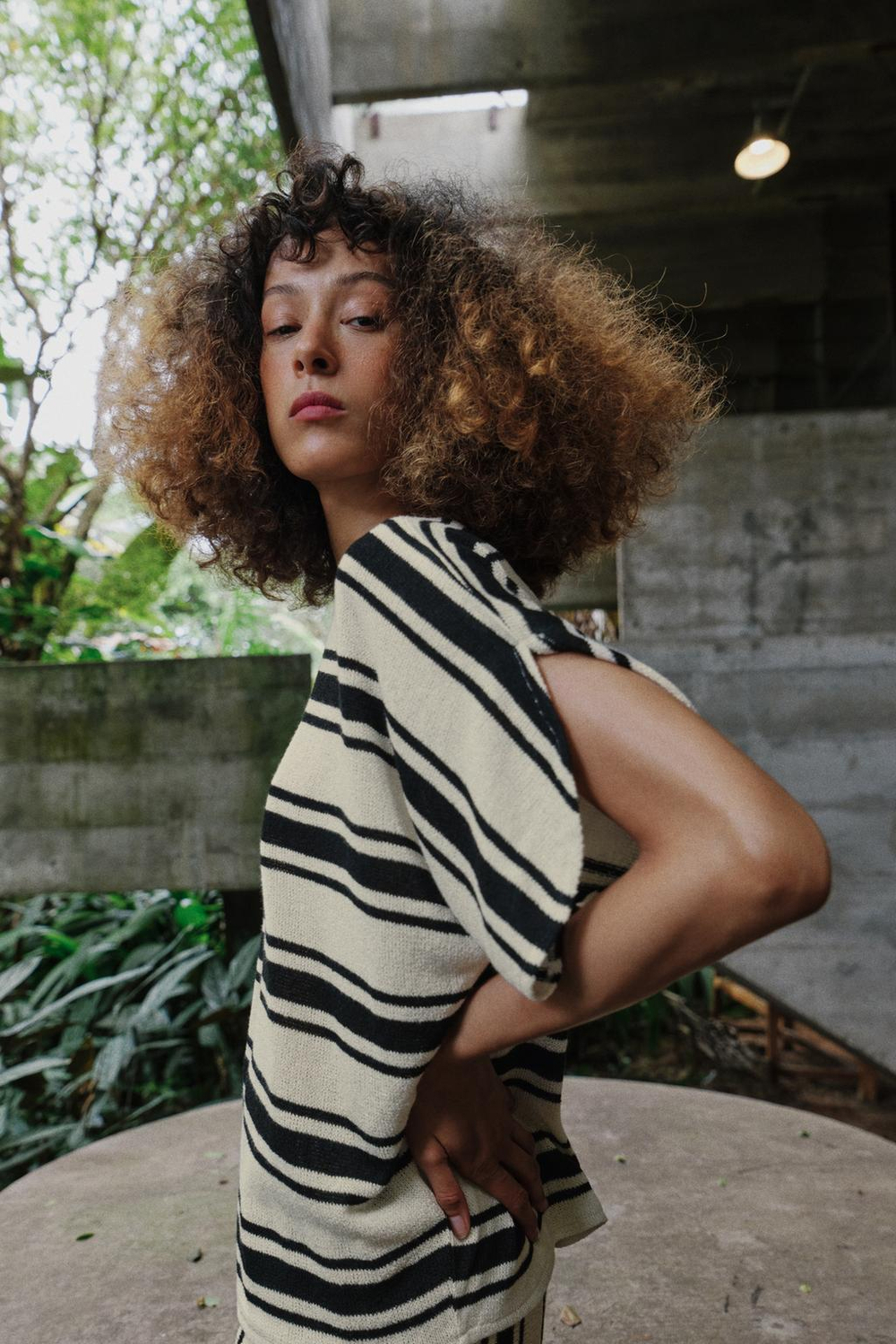 ZARA ТОП В СТИЛЕ РУСТИК С РУКАВАМИ-КРЫЛЫШКАМИ, ЭКРЮ/ЧЕРНЫЙ