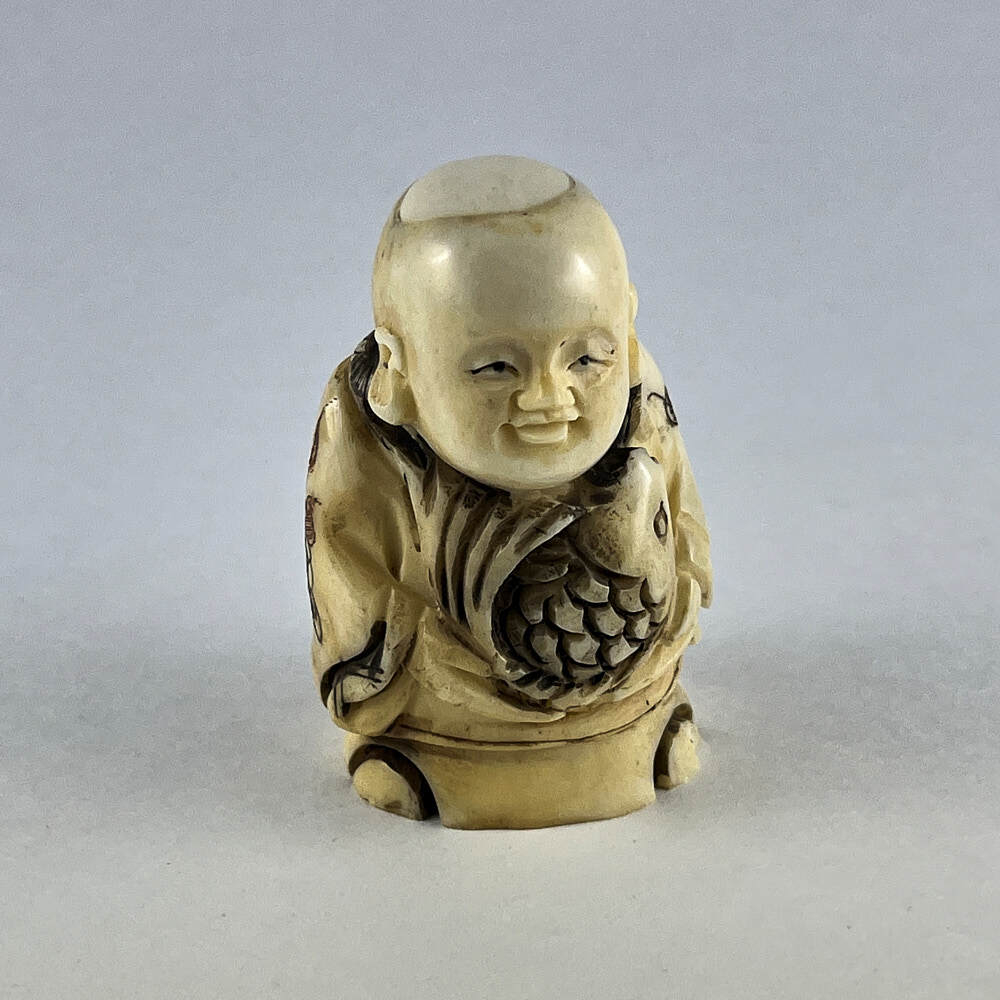 Статуэтка нэцкэ Мальчик на рыбалке