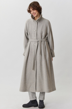 Объемное пальто светло-серого цвета в елочку