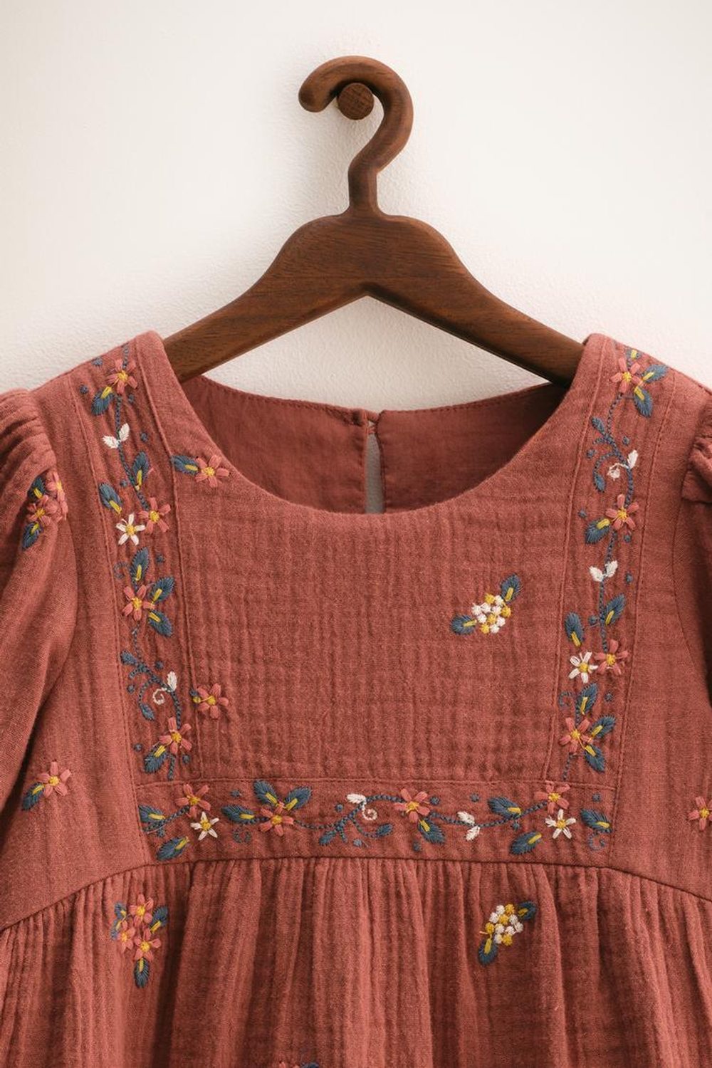 ZARA TIMELESS — ПЛАТЬЕ С ВЫШИВКОЙ В ВИДЕ ЦВЕТОВ, ТЕРРАКОТОВЫЙ