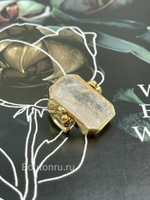 Кольцо золотистое с большим прозрачным камнем