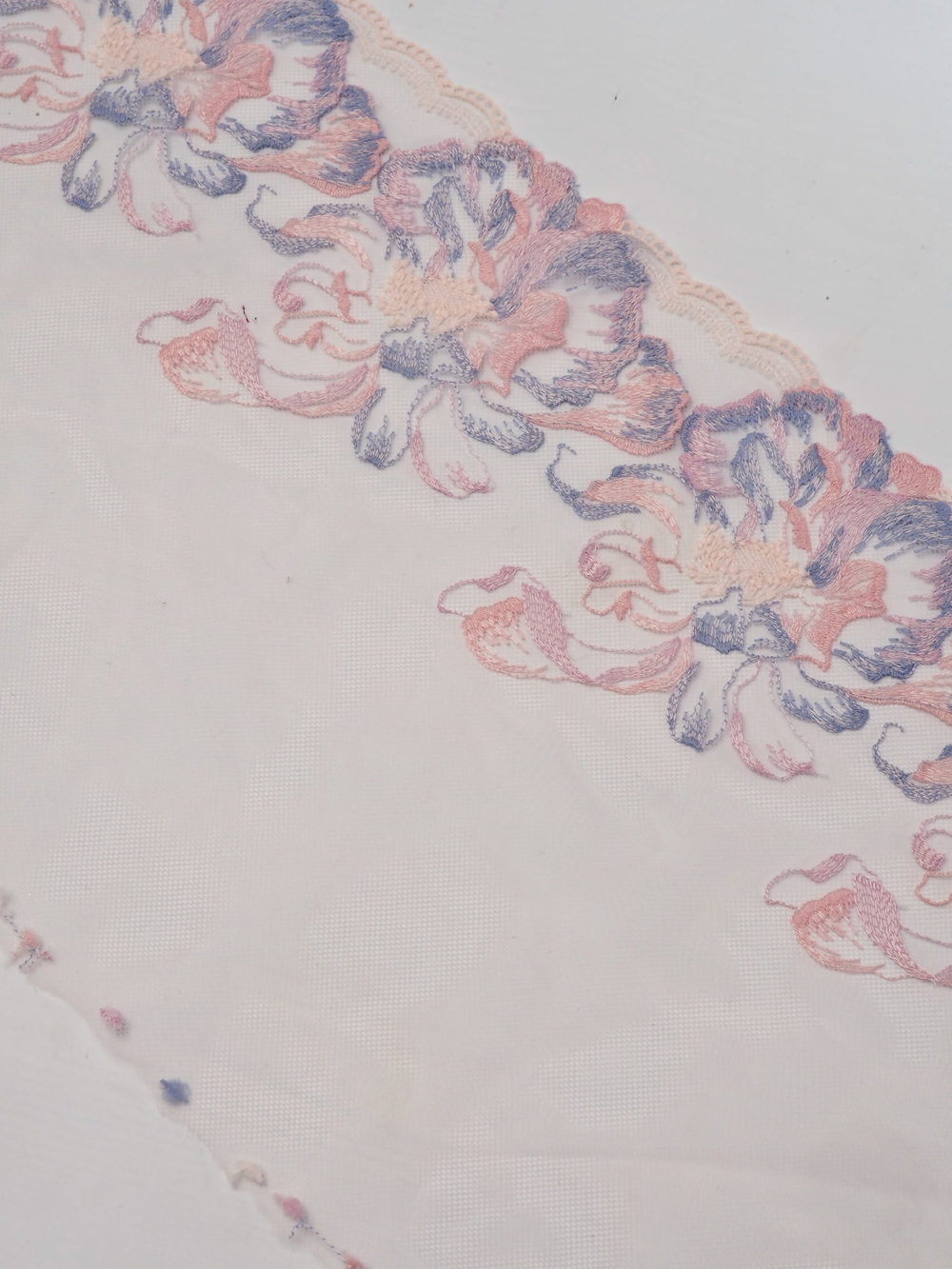 Вышивка на сетке нежно-розовая с пудровым и серенево-голубым ширина 23 см ОТРЕЗ 1+1 м