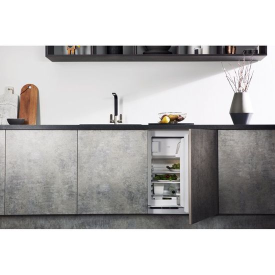 Встраиваемый холодильник Hotpoint-Ariston BTSZ 1632