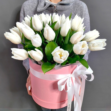 Композиция с 31 белыми тюльпанами