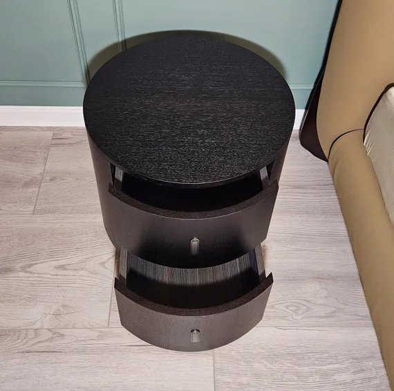 Прикроватная тумбочка Giselle с двумя ящиками