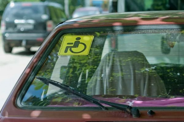 В Госдуме ведется обсуждение законопроекта, направленного на запрет эвакуации автомобилей, у которых установлен знак &quot;Инвалид&quot;.