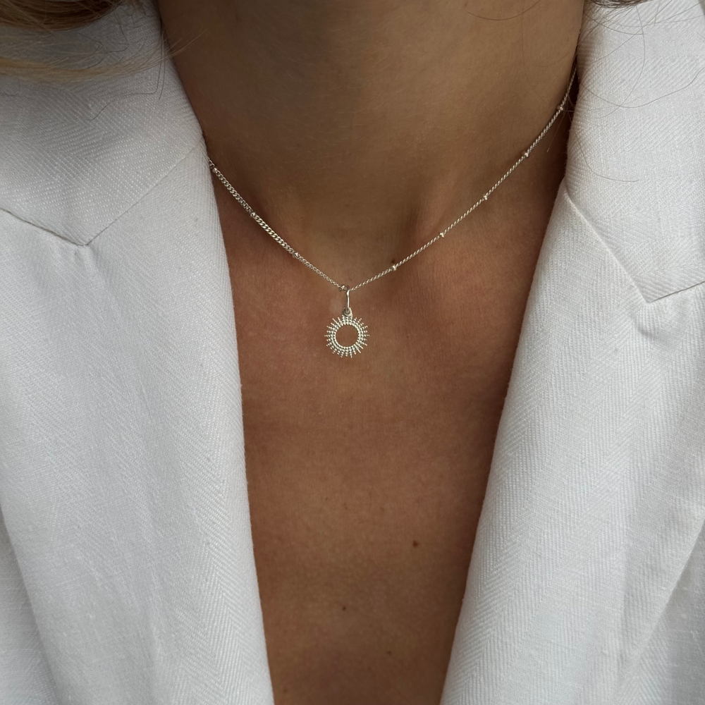 солнышко на чокере studs