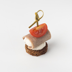 Бокс канапе с сельдью и языком