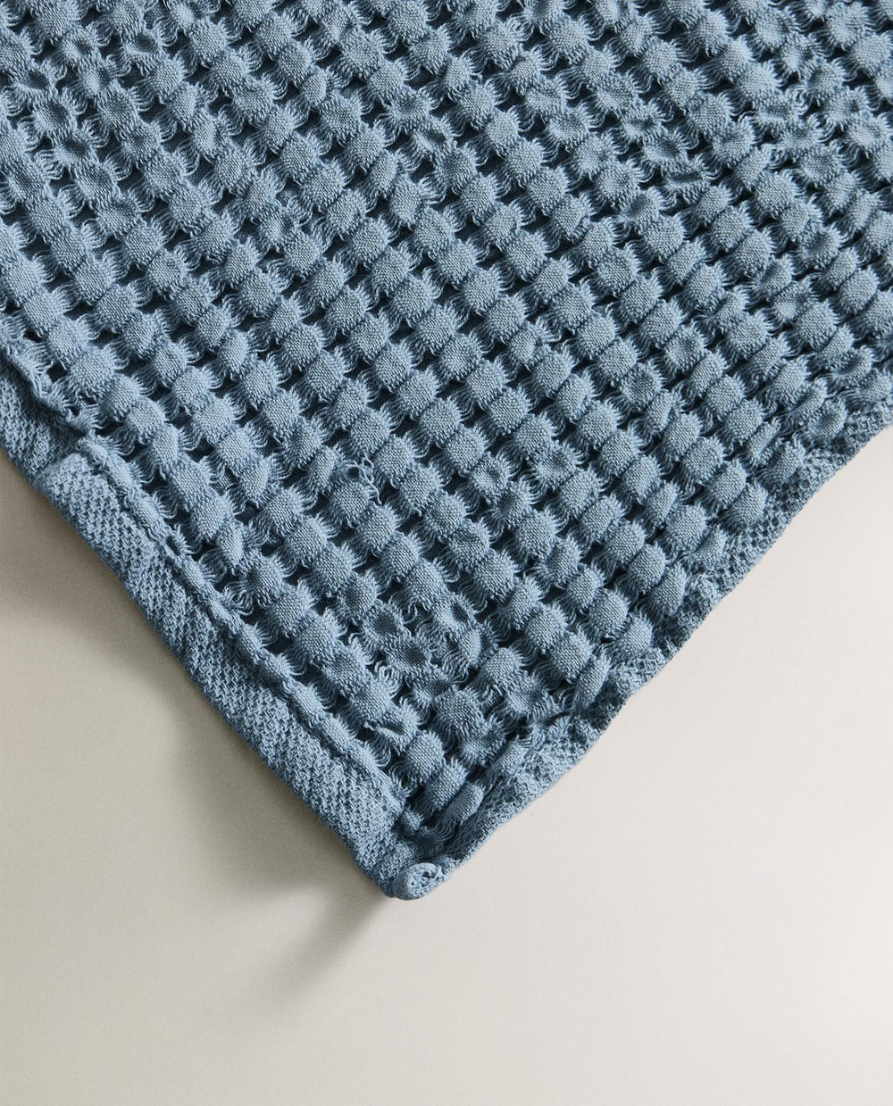 Zara Home - Толстое банное полотенце с вафельной текстурой, синий, 50х90 см