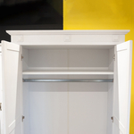 Шкаф для одежды распашной белый Харви двухдверный деревянный со штангой и полкой, шкаф для вещей в прихожую и спальню с филенкой в викторианском стиле из массива сосны