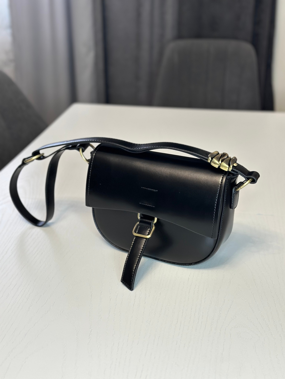 Сумка женская BEREGINI натуральная гладкая черная кожа седло