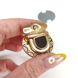 Замок-защелка на зажимах 32*38 Золото